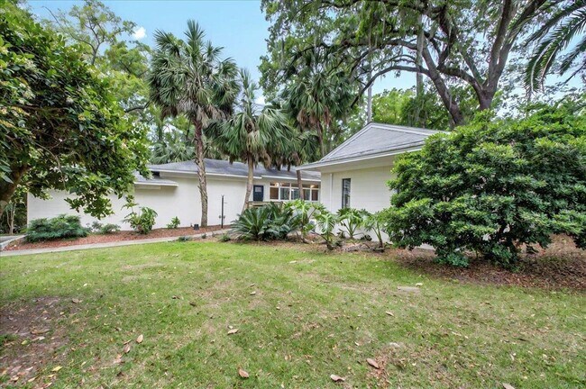 Building Photo - 1205 Gardenia Dr