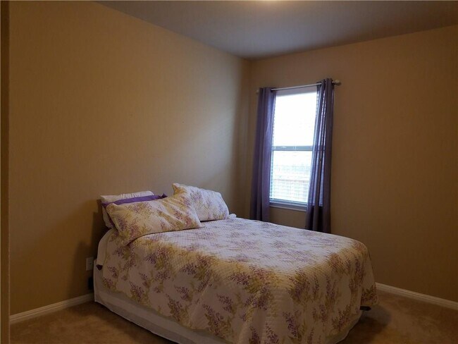 Building Photo - 743 Easton Dr