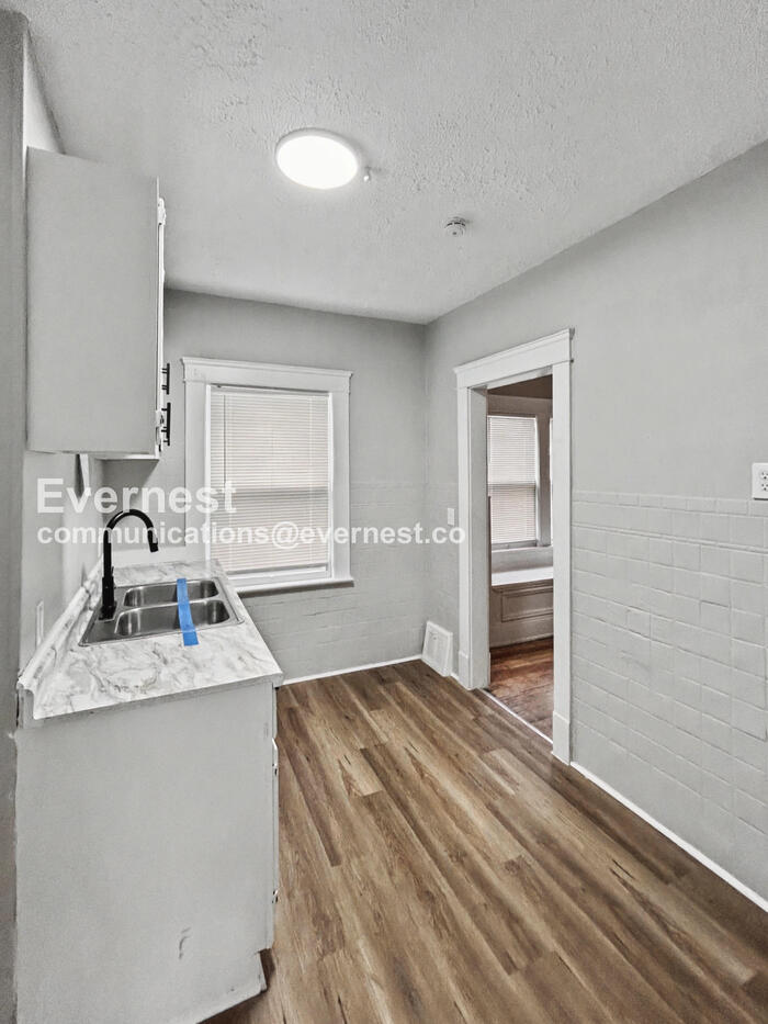 Building Photo - 2932 E 118th St