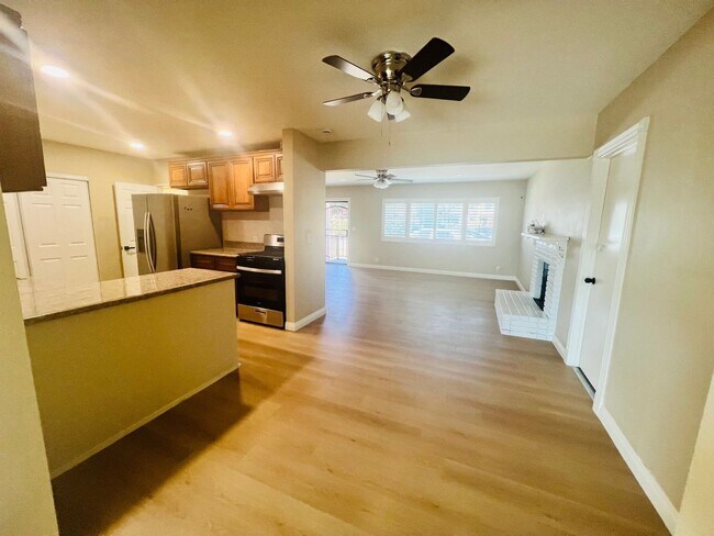 Building Photo - 2 Units Property