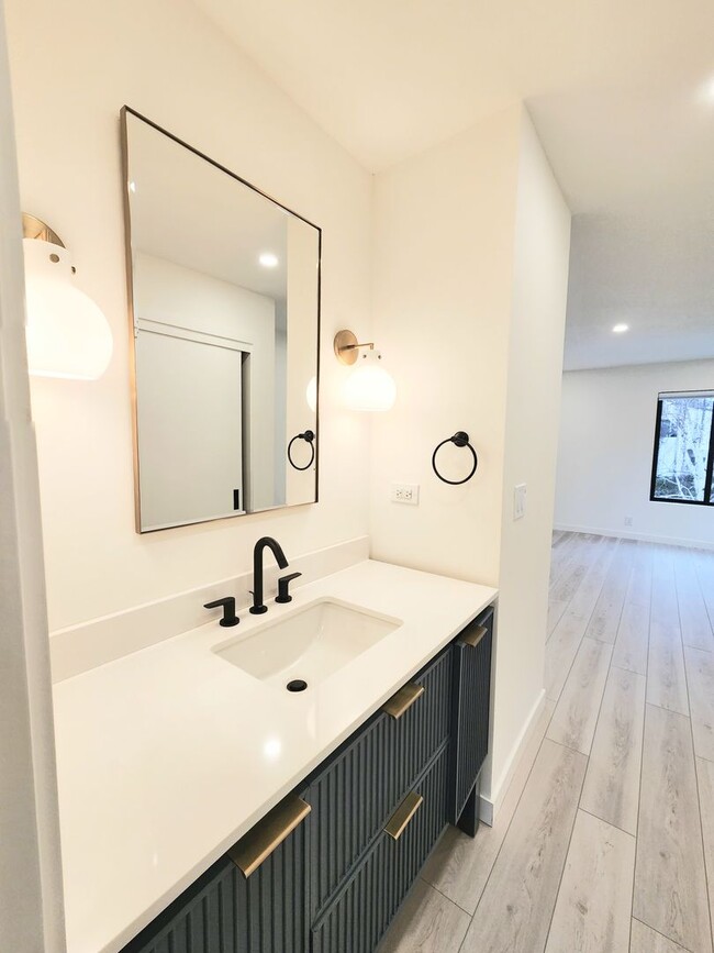 Building Photo - Meticulously renovated 2 bedroom duplex home in central San Mateo