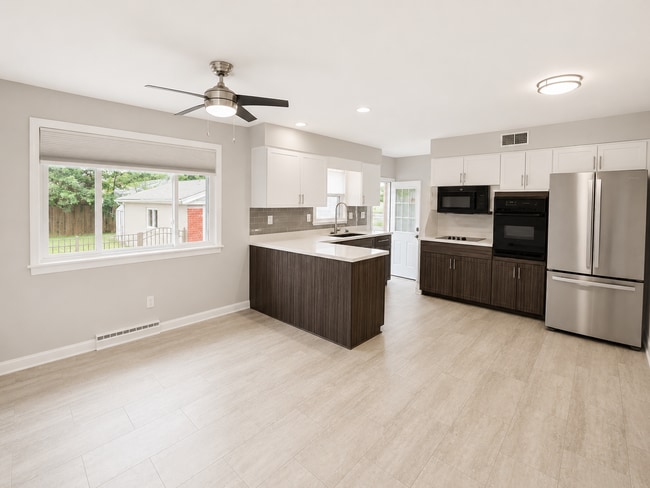 Building Photo - Huge Renovated 3 Bedroom house in hikespoint!