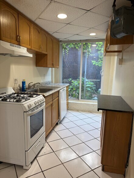 Primary Photo - 382 Riverway St