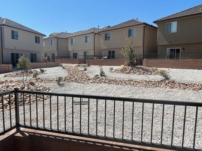 Building Photo - Desert Bluff 4 Bed Home!