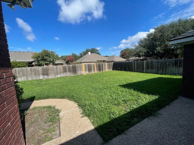 Building Photo - Amazing Midway ISD Home