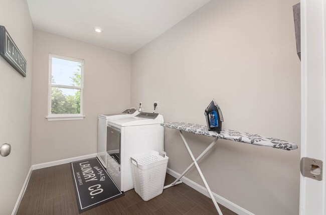 Building Photo - Fully furnished brand new construction. Lu...