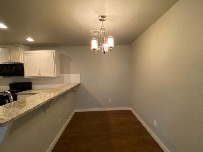 Building Photo - 3 Bed 2 Bath Duplex in Moore Schools!