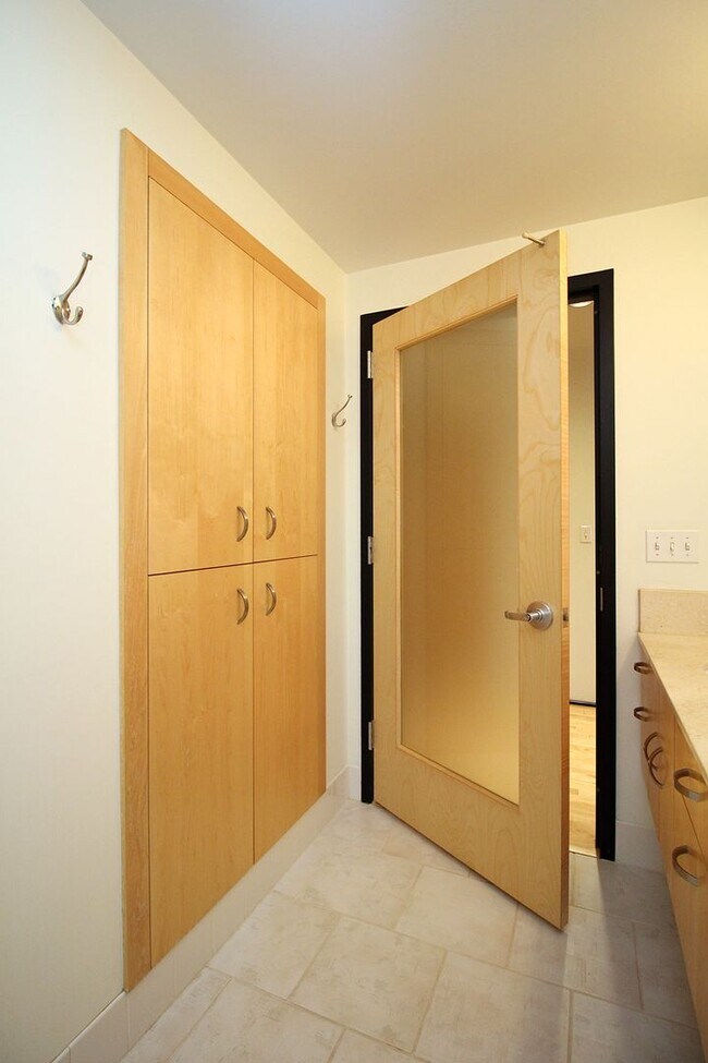 Building Photo - Exceptional 1 bd + bonus, City Views in Pe...