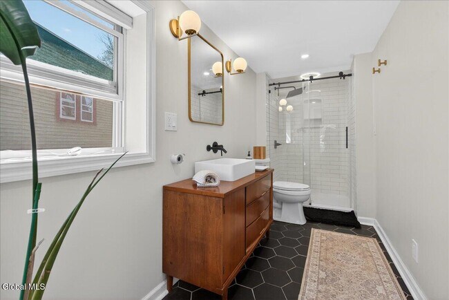 Building Photo - 106 Van Dam St