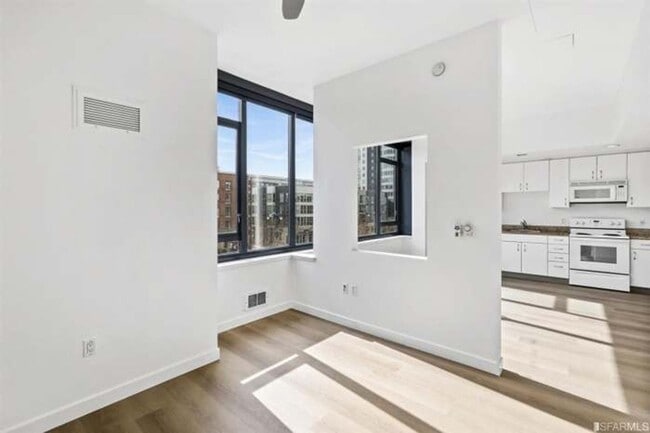 Building Photo - Stylish 1BR Condo in Prime Mission Bay Loc...