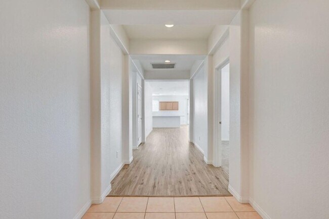 Building Photo - BEAUTIFUL 4 BEDROOM HOME IN GUARD GATED COMMUNITY!
