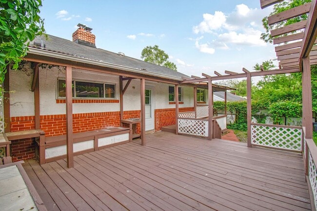 Building Photo - Charming Rambler - Close to Downtown Silve...