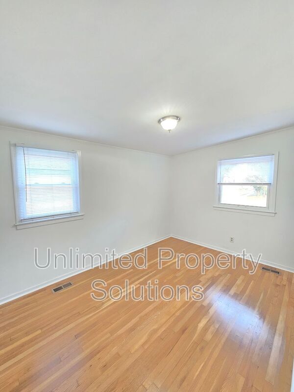 Building Photo - 2418 Monroe St