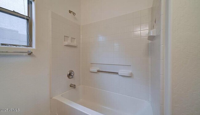 Building Photo - 44811 Paraiso Ln