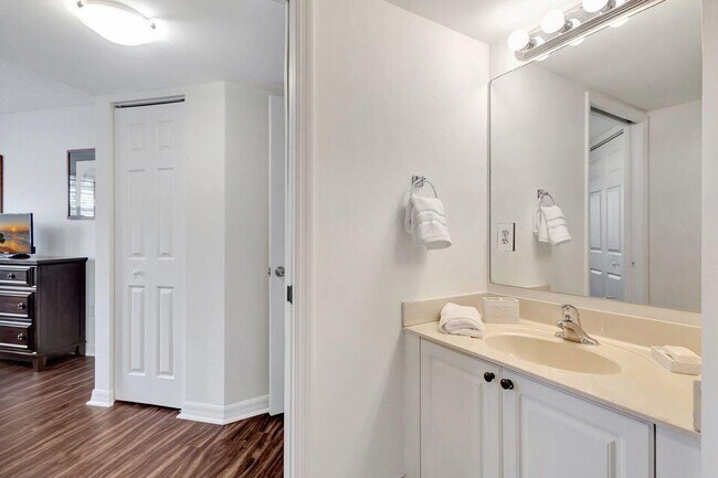 Building Photo - 1400 Crestwood Ct S