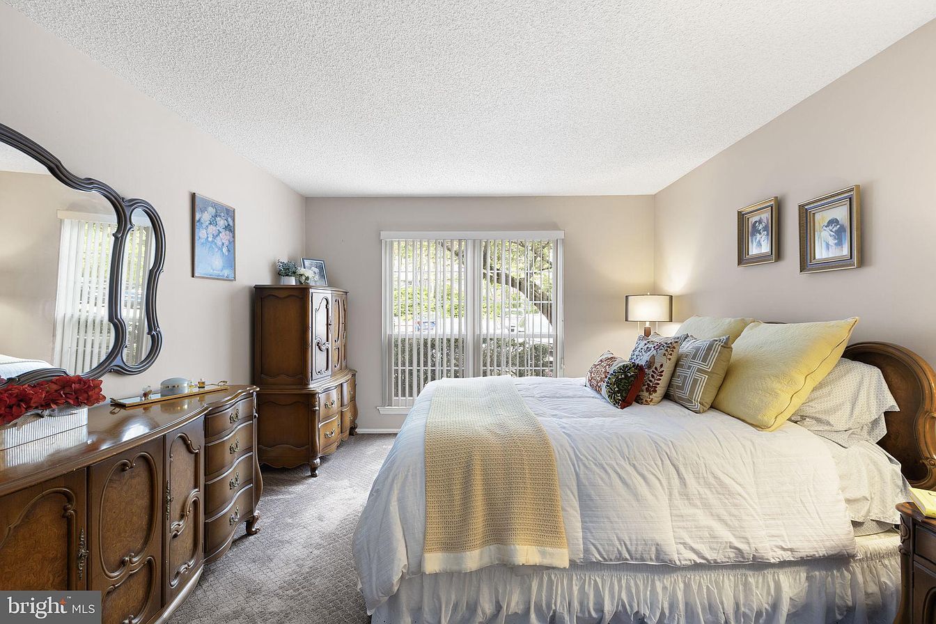 Building Photo - 14 Cheverny Ct