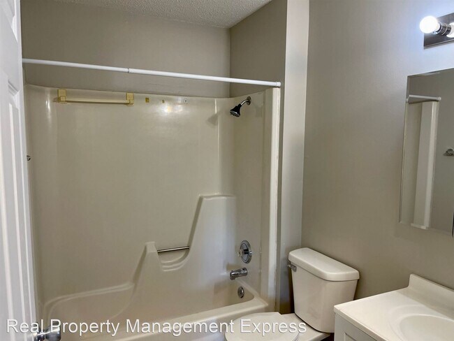 Building Photo - 2 br, 1 bath Apartment - Newly Renovated 2...