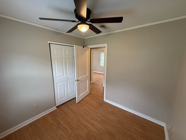Building Photo - Fall special! 1/2 off first month's rent!