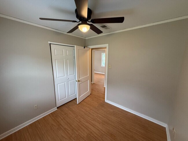 Building Photo - Move-in special! 1/2 off first month's rent!