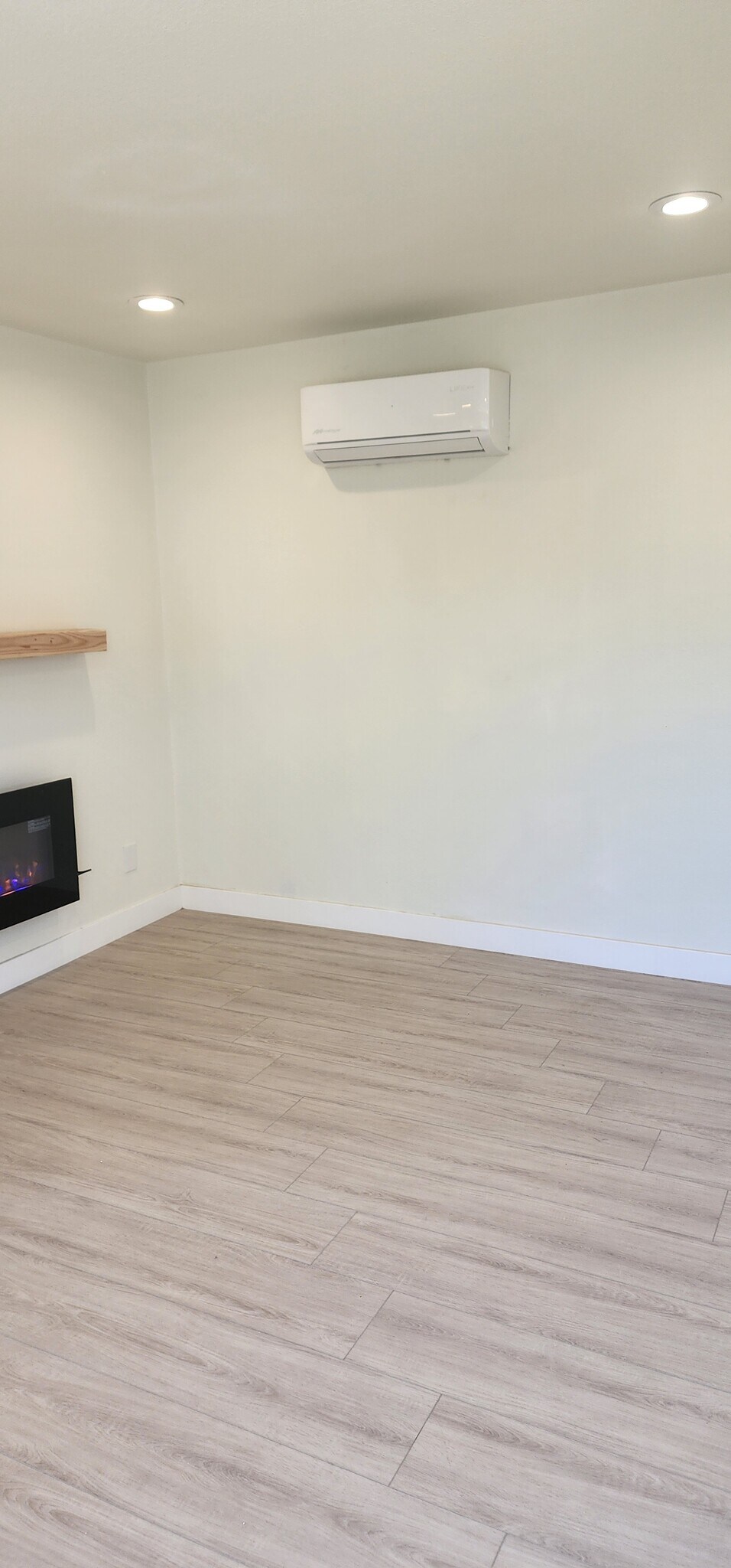 Building Photo - 950 N Kingsley Dr