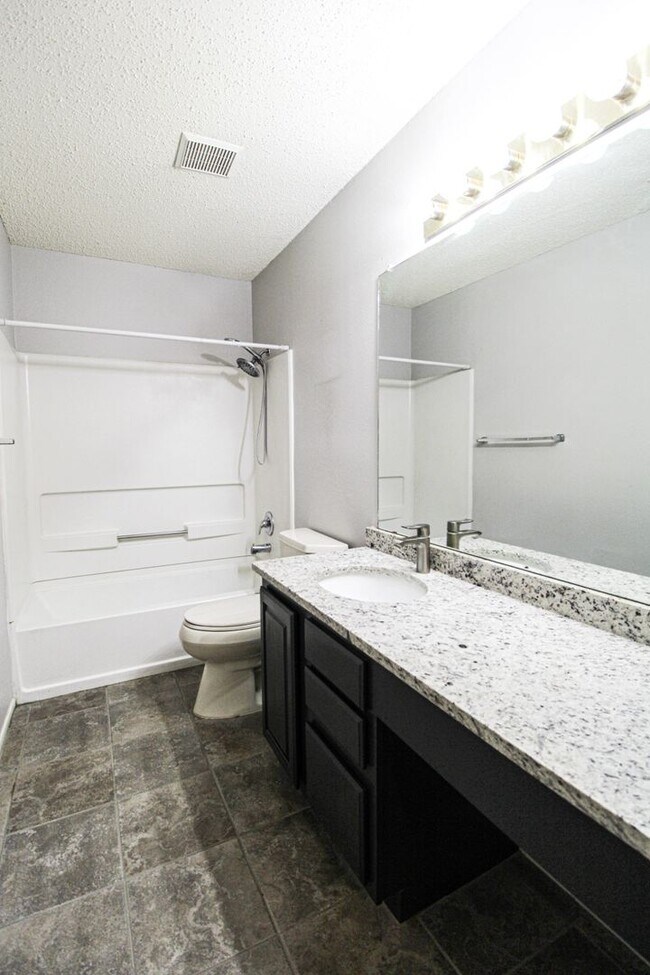 Building Photo - 14018 N Hills Village Dr
