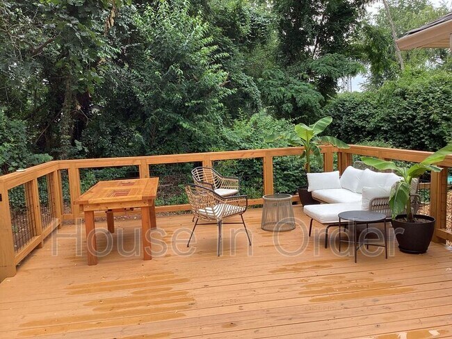 Building Photo - 23 Moore Ave