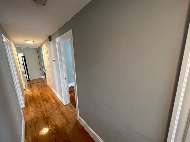 Building Photo - Renovated 4 bed 2 baths in Somerville.... Don't miss out!