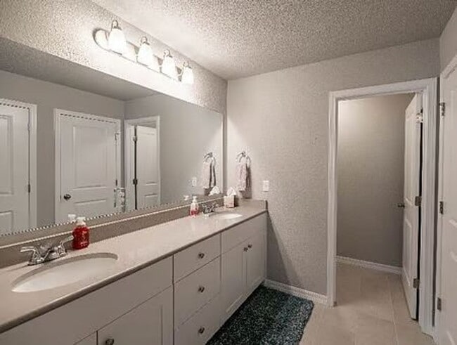 Building Photo - $2600 - 3BR/2.5BA Charming fully furnished...