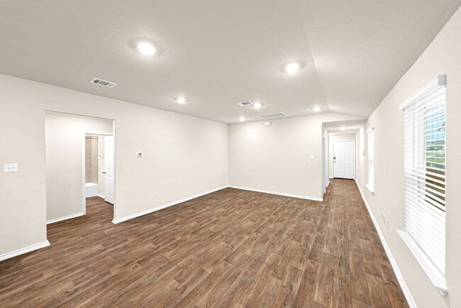 Building Photo - 2 Weeks FREE RENT with 12 Month Lease. 1 Month FREE with 18 Month Lease