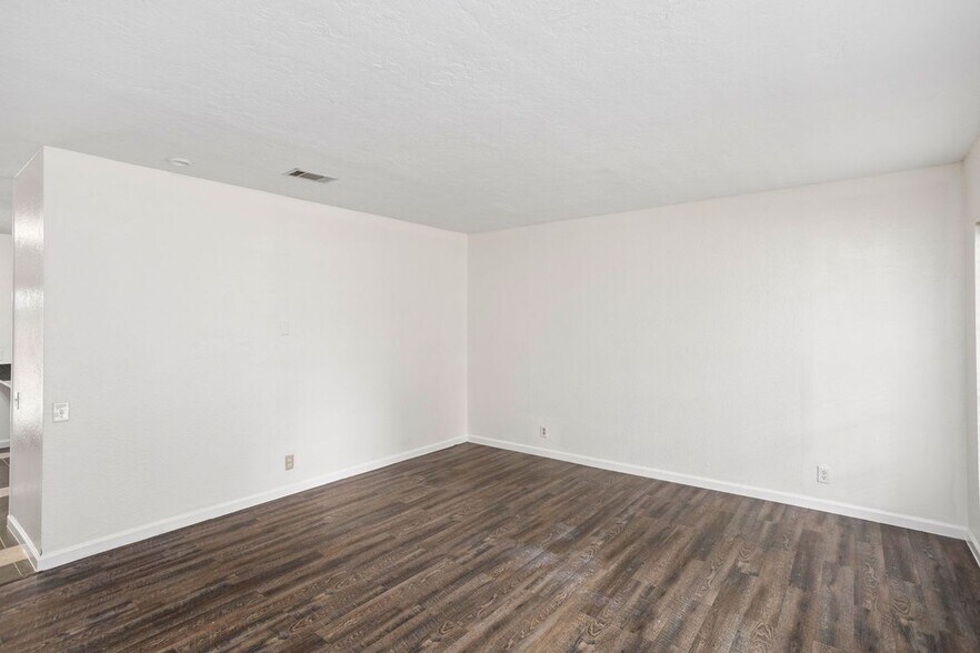 Building Photo - 9110 Chinon