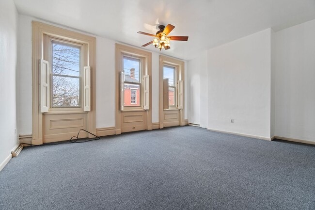 Building Photo - Charming - Manchester Home