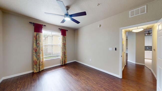 Building Photo - Beautiful 2 bedroom 1 bathrrom condo in Vi...