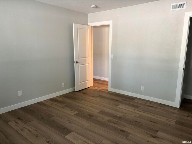 Building Photo - 1646 W 42nd St