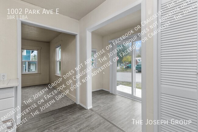 Building Photo - 1002 Park Ave E