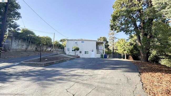 Building Photo - 3682 Seven Hills Rd