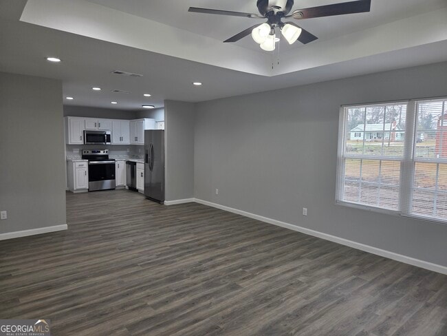 Building Photo - 401 E 7th St