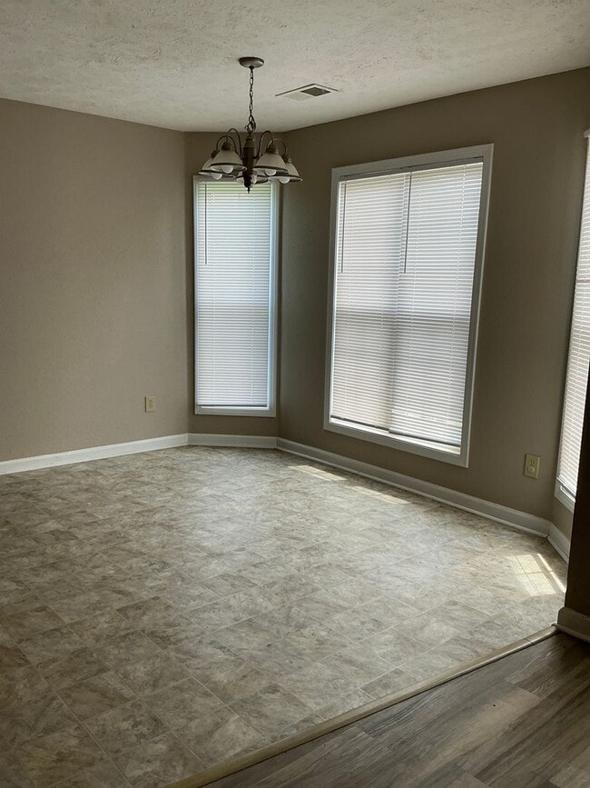 Building Photo - Summers best kept secret !