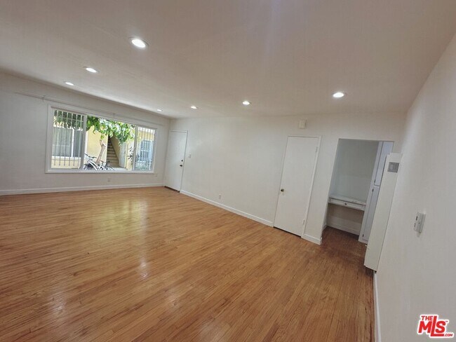 Building Photo - 1108 S Sherbourne Dr