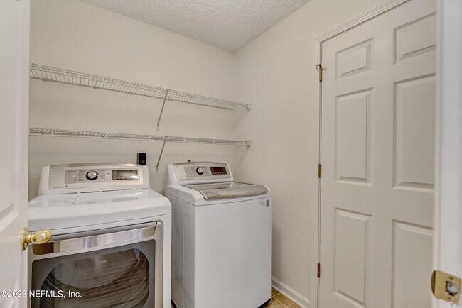 Building Photo - 608 Birchbark Trail