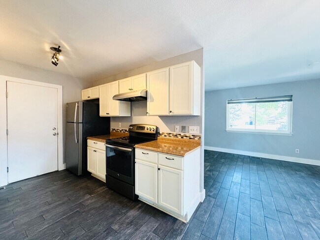 Building Photo - Cute 3 bedroom/ 1.5 bath Ranch Style House with 2 car attached garage in Windsor, CO