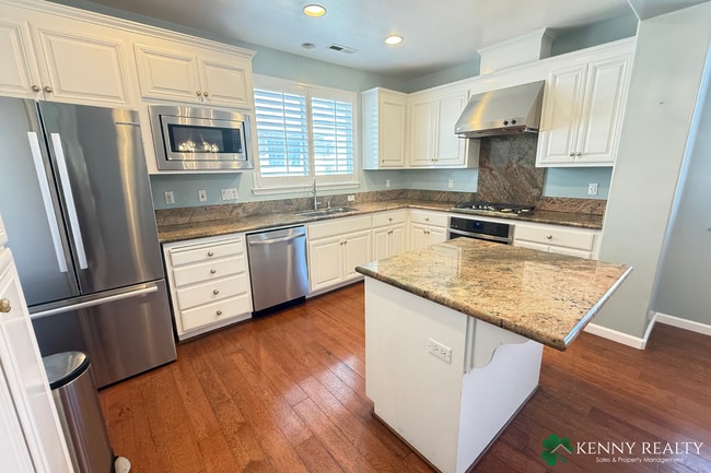 Building Photo - Spacious 3 bedroom, 2.5 Bathroom Condo w/ ...