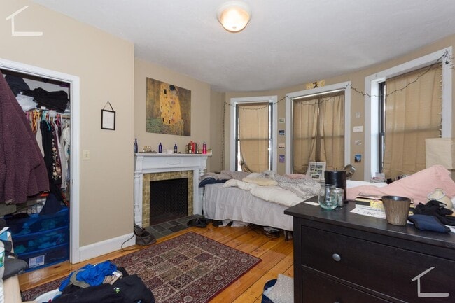 Building Photo - Allston 4 bed 2 bath
