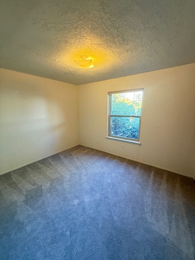 Building Photo - Nice 3 bedroom 2 bath located in Northeast Foothills on Cul De Sac St.