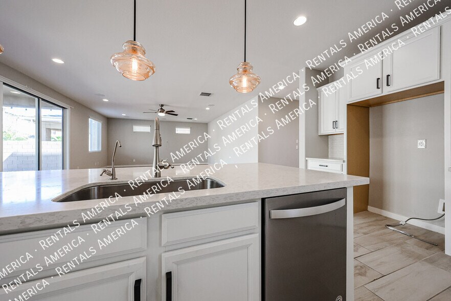 Building Photo - 1726 W Jeanine Dr