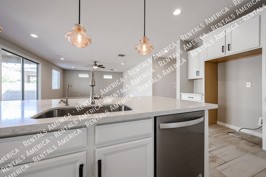Building Photo - 1726 W Jeanine Dr