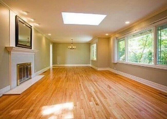 Building Photo - Spacious & light filled home with a garage, backyard, storage & hardwood floors throughout