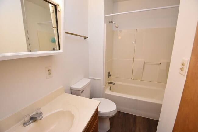 Building Photo - 3 bedroom 1 bath Mishawaka IN home for rent