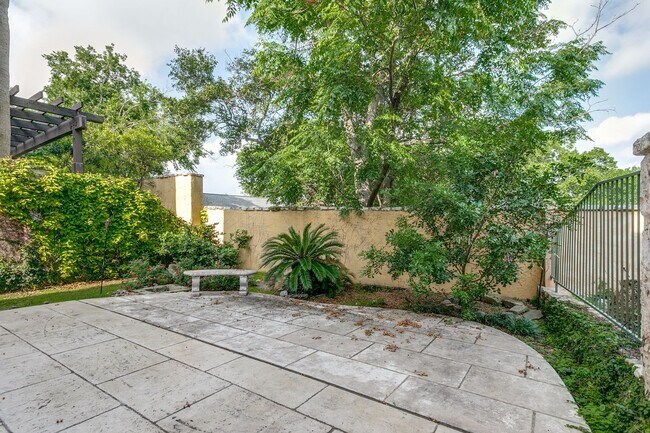 Building Photo - LUXURY 3-BEDROOM TOWNHOME IN ALAMO HEIGHTS
