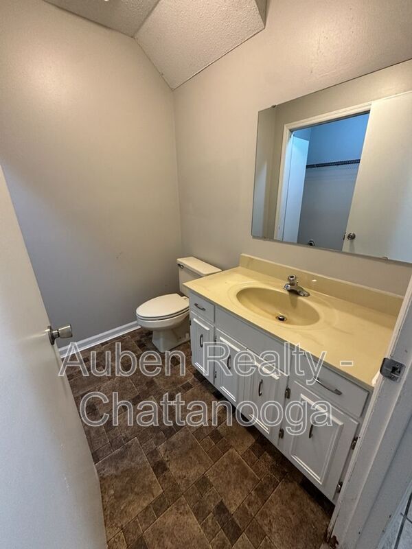 Building Photo - 1317 Village Green Dr