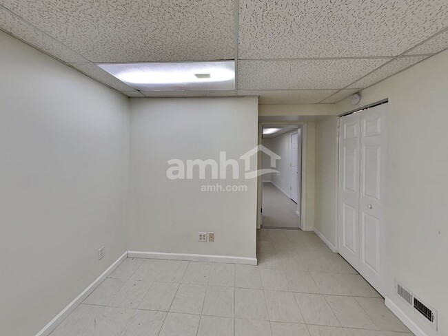 Building Photo - 837 Avalon Dr